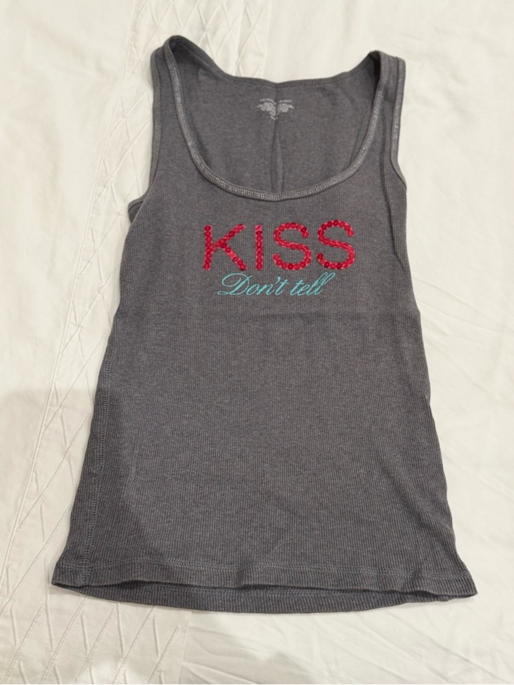 vintage victoria secret ‘kiss don’t tell’ tank top 💋